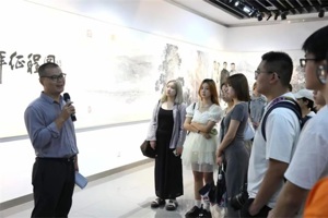 DB真人旗舰艺术史论系教工党支部教师给新生开展现场党课教学活动